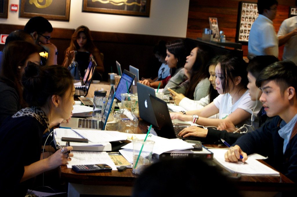 Studenti che seguono una lezione con i computer portatili