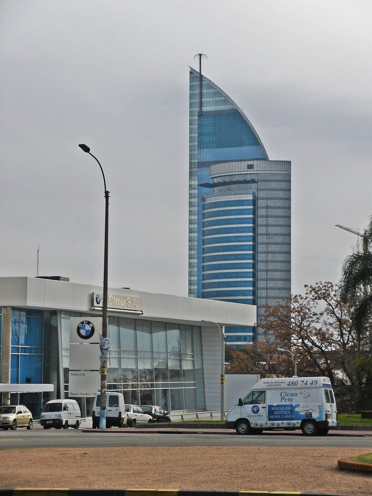 Torre di telecomunicazioni contro il cielo